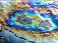 Chiazza di petrolio in mare con i suoi colori iridescenti