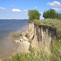 panorama di zona costiera con fenomeno di erosione del suolo