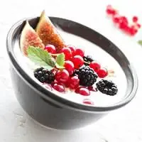 Yogurt guarnito di frutta fresca